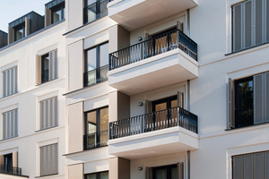  Links: 95 % der Wohnungen verfügen über einen nachträglich installierten Balkon. 