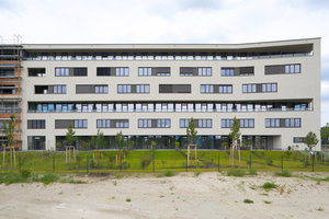  Fertigstellung des 1. Bauabschnittes. Am linken Bildrand ist der 2. Bauabschnitt als Poroton-Rohbau zu erkennen 