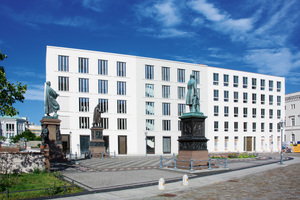  Das Neubauvorhaben in monolithischer Ziegelbauweise, das sich durch eine repräsentative Lochfassade mit hohem Fensteranteil auszeichnet. 