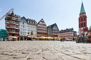  Frankfurt am Main gehört zu den Metropolen, die weiter wachsen werden. Neue Konzepte für bezahlbaren Wohnraum sind gefragt, etwa die Aufstockung – wenn auch nicht am historischen Römer  