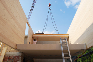  Die Aufstockung erfolgte durch Wandscheiben aus Brettsperrholz und Holztafelbau für die Decken 