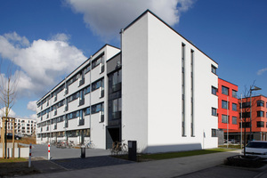  Beim Studentenwohnheim Campus Riedberg in Frankfurt am Main sind die Außenhauben der Lüftung  in die Fassade integriert 