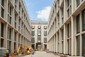  Juni 2017: Blick durch das Schlossforum zum Alten Museum, die modernen Fassaden sind bereits gebaut, die Innenportale erhalten noch eine historische Fassade 