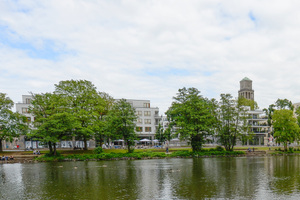  Blick über den Fluss zum Ruhrquartier (links) und zum Turm des Mülheimer Rathauses 