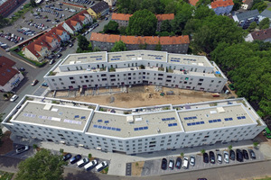  Die klammerartige Gegenüberstellung der Gebäude trennt öffentliche und private Räume 