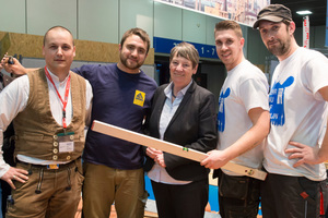  Bundesbauministerin Dr. Barbara Hendricks mit Auszubildenden auf der bautec 2016 