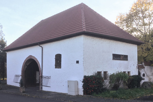  Unten: Torhaus der historischen Spormühle 