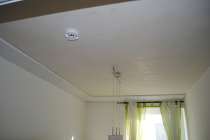  Die Installation kann über oder vor der Gardinen-stange erfolgen 