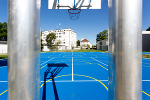  Die glatte, zugleich rutschsichere Oberfläche auf dem Allwetterplatz eignet sich durch das gute Ballsprungverhalten  für Ballsportspiele aller Art 