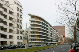  Die Gebäudehülle des achtgeschossigen, 150 m langen und nur 10 m breiten Aktiv-Stadthaus‘ in Frankfurt am Main besteht aus wärmegedämmten Holzrahmenbau-Elementen 