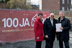  Thomas Böhm (re.), Leiter Amt für Wohnungswesen, übergibt in Gegenwart von Anja Laubrock (li., Amt für Wohnen und Stadterneuerung) dem Geschäftsführer DOGEWO21Klaus Graniki (Mitte) den Förderbescheid. 