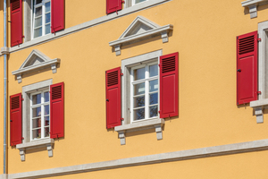  Die Häuser erhielten neue Holzfenster, die Klappläden wurden erneuert 