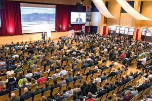  Kongresseröffnung von Pilot Philip Keil mit einem atemberaubenden Vortrag über Teamwork und Krisenmanagement 