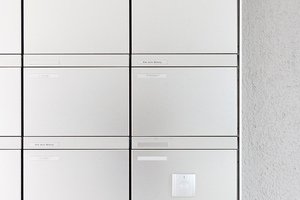  Wandleser an der Briefkastenanlage 