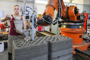  Herstellung eines multifunktionalen Wandelementes durch Extrusion von Holzleichtbeton. Auf dem Bild erkennbar sind Zonen unterschiedlicher Dichte und ein integriertem Installationsschacht 