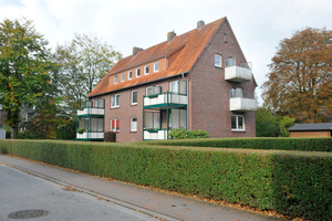  Repräsentativ für den Bestand der Wohnungsbau Friesland ist dieses Mehrfamilienhaus mit drei Etagen in Jever. Es wurde als Objekt für den Praxistest des „Masterplans Badsanierung“ ausgewählt  