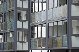  Eine Balkonkonstruktion aus Aluminium fasst die Brüstungen mit Photovoltaik sowie das Twin-Fenster System ein 