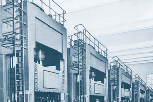  1957 nimmt Kaldewei die weltweit erste hydraulische Badewannen-Pressenstraße in Betrieb. Mit ihr konnten Wannen nahtlos aus einer Stahlplatine gezogen werden.  