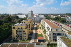  Links Bauteil C mit Tiefgarage, dessen (Hochbau-)Architektur an Stadtvillen erinnert. Das rechte Bauteil B schließt den Innenhof als geschlossener Gebäuderiegel zur Bahn und zur Straße ab 