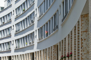  Der neue Schwarzwaldblock wurde schrittweise und in vier Bauphasen realisiert. Ein behutsames Baumanagement ermöglichte es den Bewohnern, im Quartier zu bleiben. Die barrierefrei zugänglichen Wohnungen verfügen im Erdgeschoss über Mietergärten, in den Regelgeschossen über großzügige Balkone sowie im Dachgeschoss über Dachterrassen 