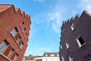  Der Düsseldorfer Neubau orientiert sich in Form und Materialität am vorherigen Bestand. Die Fassade ist beispielsweise über ihre Gesamtlänge mit Risaliten und Erkern gegliedert und rhythmisiert 