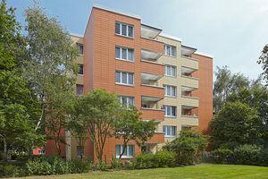  Das Mehrfamilienhaus im Hamburger Stadtteil Lokstedt erhielt im Rahmen einerenergetischen Sanierung eine neue Hülle aus keramischen Fassadenplatten, die maßgenau vorproduziert wurden 