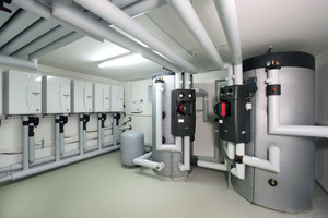  Im Heizungskeller wurden die Innenmodule der Ecodan Luft/Wasser-Wärmepumpen, sowie die beiden Pufferspeicher installiert 