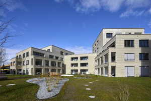  Die fünf gestaffelten Baukörper fassen einen gemeinschaftlich genutzten Innenhof mit Grünanlage und Spielplatz ein 