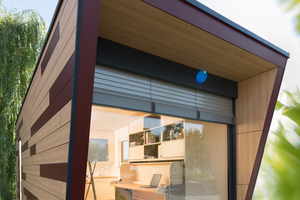  Das energieeffiziente Fensterprofilsystem SYNEGO ist vollflächig in eine Seite des kubischen Modulhauses aus Holz integriert und sorgt für optimalen Lichteinfall. 