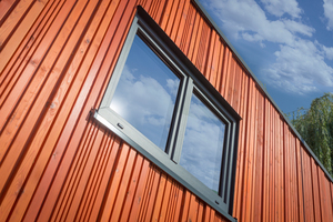 Das REHAU Designprogramm KALEIDO COLOR ermöglicht mit abwechslungsreichen Lackierungen, Folierungen, Glaslaminat und Aluminium-Vorsatzschalen zahlreiche Gestaltungsvarianten der Fensterprofile.  