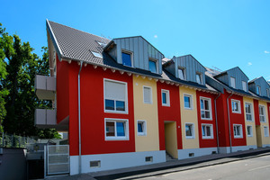  Das schmucke Mehrfamilienhaus steht an der Scheibenstraße im Kölner Norden. Es wurde Anfang 2016 gebaut, besteht aus 14 Wohnungen und hat eine Gesamtwohnfläche von rund 1.100 m² 