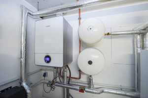  Das Gas-Brennwertgerät Cerapur 9000i hat die Effizienzklasse A+. Weil es in dem Mehrfamilienhaus einen großen Warmwasserverbrauch gibt, ist es sparsamer und deutlich rentabler als ein elektrischer Zuheizer 