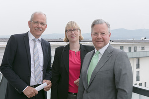  Kooperation im Sinne der Energiewende: Monika Fointaine-Kretschmer und Dr. Constantin Westphal (rechts), Geschäftsführer der Nassauischen Heimstätte, sowie Mainova-Vorstand Norbert Breidenbach vor den Photovoltaikmodulen auf den Dächern des Apfel-Carrée 