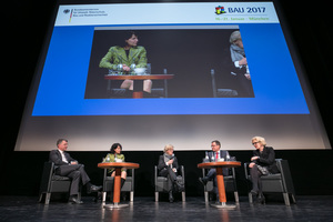  Staatssekretär Gunther Adler (links) nahm auf der BAU 2017 an der Podiumsdiskussion zum Thema&nbsp;„Baupolitik ist gefragt“. 