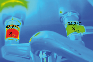  Bild 7: Thermografie einer Wandarmatur: Durch den PWH-Anschluss, der hier in den Zirkulationskreis einbezogen wurde, findet über die Entnahmearmatur ein massiver Wärmeübergang auf den PWC-Anschluss statt – in diesem Fall bis auf extrem hygienekritische 34,3 °C. 