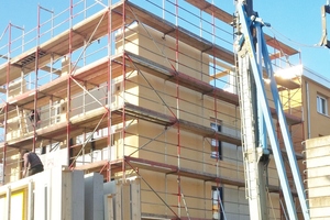  Aufrichten des Holzbaus in neun Tagen  