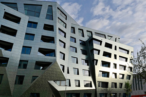  Wohnkomplex Sapphire: Komplex geformt, mit vielen asymmetrischen Elementen ragt das einzigartige Gebäude aus der Straßenflucht heraus 