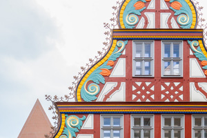  Das prächtigste Haus ist der Renaissancebau „Goldene Waage“ mit rheinischem Wellengiebel 