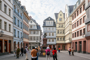  Der Hühnermarkt ist ein Besuchermagnet. Vor dem blauen Haus „Zur Flechte“ erinnert ein Brunnen an den Heimatdichter Friedrich Stoltze 