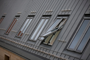  Die flächenbündige Montage der Dachfenster zur Titanzink-Stehfalz-Deckung war eine handwerkliche Herausforderung 