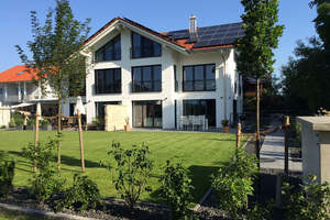  Ein Niedrigenergiehaus in Holzmassivbauweise mit PV-Anlage. Die Heiztechnik ist auf beiden Hausseiten identisch gelöst 