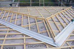  Bei modernen Dächern mit Dämmung kommen in der Regel diffusionsoffene Unterdeckbahnen zum Einsatz, um den Dachraum vor dem Eindringen von Regen, Feuchtigkeit und Flugschnee zu schützen 