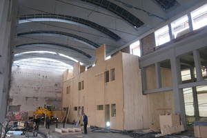  Die neuen Wohnungen werden als Holzkonstruktionen ausgeführt und in den Seitenschiffen der Halle angeordnet. Das Mittelschiff bleibt frei und weitgehend in seiner ursprünglichen Form erhalten 