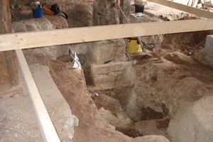  Freigelegter gebrochener Stützensockel mit Fundament  