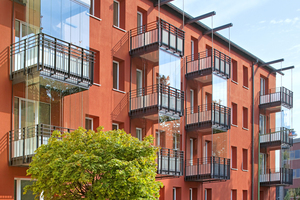  Klushof: Die rote Farbigkeit der Außenfassade zur Straße bezieht sich auf die historischen Backsteinbauten in der Nachbarschaft. Außerdem ergänzen Wintergärten den Wohnraum 
