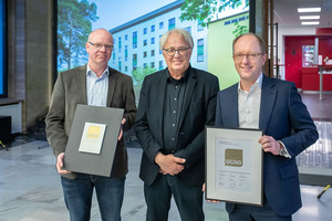  DGNB-Präsident Prof. Alexander Rudolphi (Mitte) überreichte Michael Zahn (re), Vorstandsvorsitzender der Deutsche Wohnen, und Sebastian Höfker, Projektleiter, Deutsche Wohnen Construction &amp; Facilities GmbH, das Zertifikat in Gold 