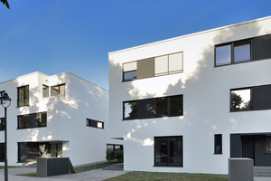  Die dreigeschossigen Gebäude mit zurückgesetzten Staffelgeschossen und großzügigen Balkonen, Loggien und Dachterrassen weisen eine reduzierte, klar ablesbare Architektursprache auf, die sich an der Geschichte des Ortes orientiert 