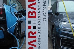  Die Mieter können auch Elektroautos kostenlos mit Strom betanken 