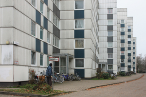  Vor der Modernisierung: Monoton, trist und veralgt präsentierten sich die gewaltigen Fassadenflächen, die mit Eternitplatten verkleidet waren 
