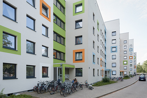  Die frische Farbgestaltung in Form von großen, farbigen Fensterfaschen in den Akzentfarbtönen orange, blau, grün und weiß belebt perfekt die strenge, geradlinige Architektur 